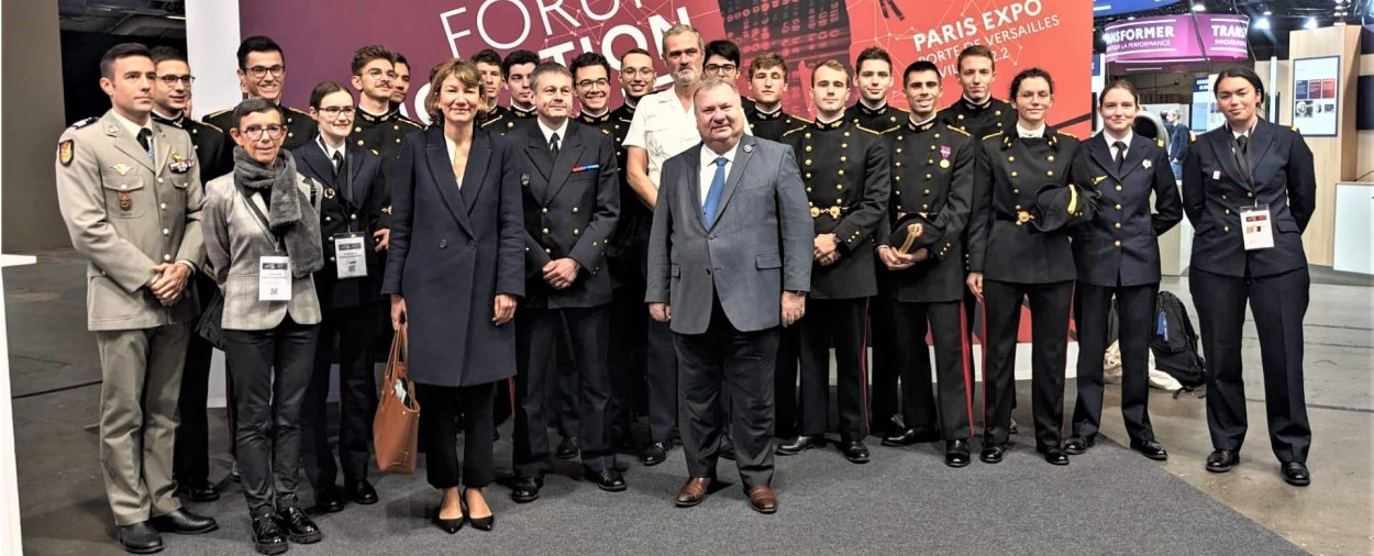 Des élèves ingénieurs polytechniciens au Forum Innovation Défense 2023